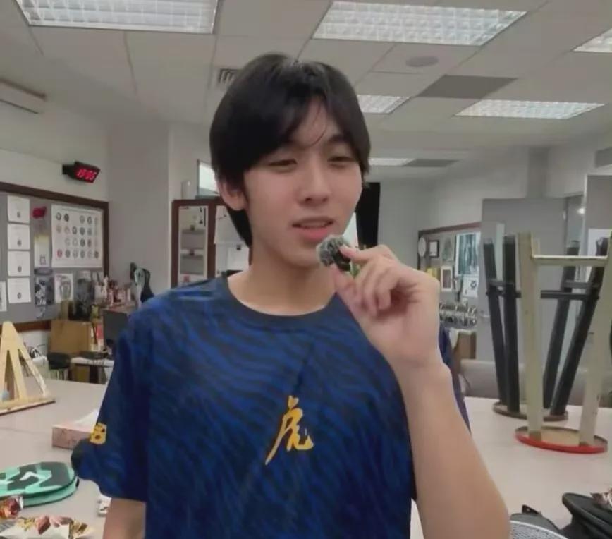 世界杯比赛直播地址-林志颖儿子Kimi正脸照曝光!昔日萌娃长成180少年,颜值更随妈妈